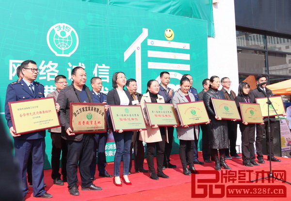 國祥紅木總經理黃玉萍(左三)上臺接受第十一屆浙江省消費者信得過單位頒牌 國祥紅木總經理黃玉萍(左三)上臺接受第十一屆浙江省消費者信得過單位頒牌