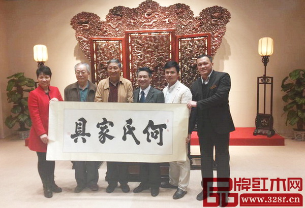 全聯藝術紅木家具專委會專家顧問、原故宮博物院文保科技部主任曹靜樓(左三),全聯藝術紅木家具專委會專家顧問、中央民族大學人體工程學專家蘇垣(左二),全聯藝術紅木家具專委會執行會長、弘木傳媒CEO林偉華(右二)走訪何氏家具 全聯藝術紅木家具專委會專家顧問、原故宮博物院文保科技部主任曹靜樓(左三),全聯藝術紅木家具專委會專家顧問、中央民族大學人體工程學專家蘇垣(左二),全聯藝術紅木家具專委會執行會長、弘木傳媒CEO林偉華(右二)走訪何氏家具