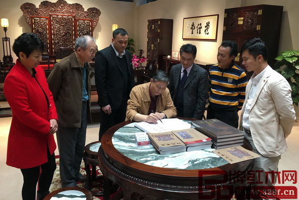 全聯藝術紅木家具專委會專家顧問、原故宮博物院文保科技部主任曹靜樓(左四)為何氏家具題詞 全聯藝術紅木家具專委會專家顧問、原故宮博物院文保科技部主任曹靜樓(左四)為何氏家具題詞