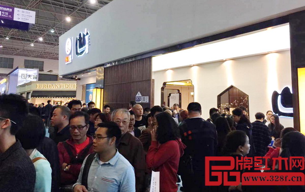 國壽紅木展位現場人流如潮 國壽紅木展位現場人流如潮