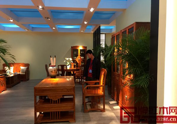 紅木家具愛好者仔細品鑒天工雋品系列產品 紅木家具愛好者仔細品鑒天工雋品系列產品