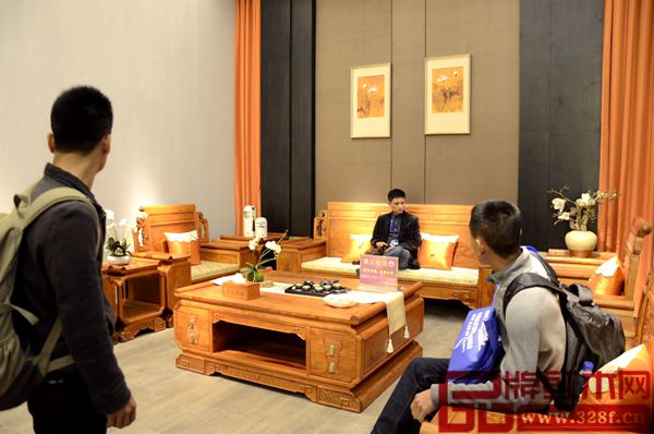 經銷商坐在“天工系列沙發”上體驗整體舒適度 經銷商坐在“天工系列沙發”上體驗整體舒適度