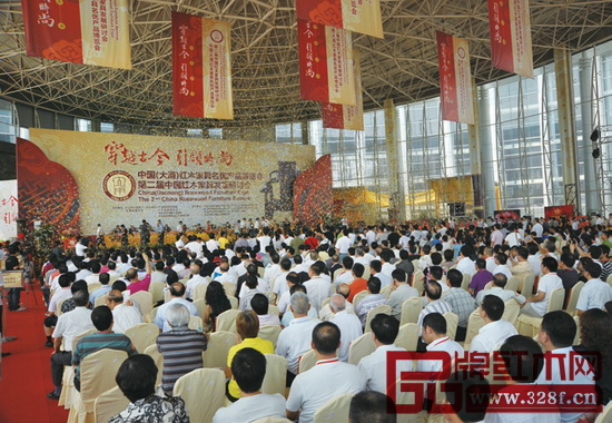 “穿越古今 引領(lǐng)時(shí)尚”作為多屆中山紅博會的活動主題而聲名遠(yuǎn)揚(yáng)、廣為人知。2017中山紅博會更在此基礎(chǔ)上提出了“為世界重新定義紅木文化”的宏大命題