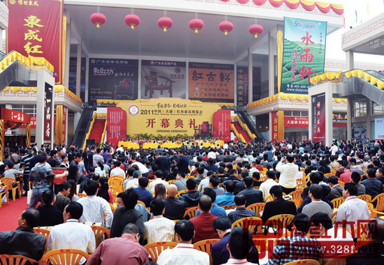 “穿越古今 引領(lǐng)時(shí)尚”作為多屆中山紅博會的活動主題而聲名遠(yuǎn)揚(yáng)、廣為人知。2017中山紅博會更在此基礎(chǔ)上提出了“為世界重新定義紅木文化”的宏大命題