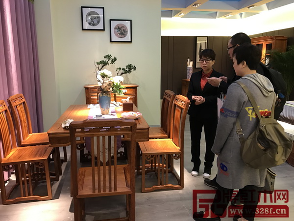 銷售精英帶領經銷商深入了解產品優勢 銷售精英帶領經銷商深入了解產品優勢