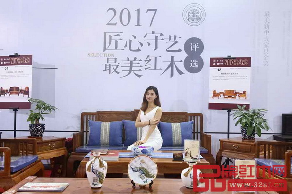 獲獎作品與美人交相輝映，最美魅力雙重綻放