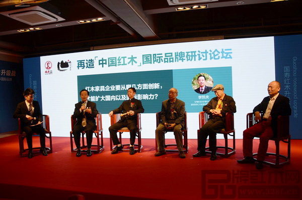 中國紅木家具技術專家曹新民(右三),華南農業大學博士生導師李凱夫(左二),教育部《家具設計與制造》專業帶頭人彭亮(右二),中國傳統工藝大師、國壽紅木董事長陳國壽(左二),中國家具商業聯合會執行會長、國壽紅木石家莊專賣店總經理彭書辰(右一)應邀參加《再造中國紅木國際品牌研討論壇》 中國紅木家具技術專家曹新民(右三),華南農業大學博士生導師李凱夫(左二),教育部《家具設計與制造》專業帶頭人彭亮(右二),中國傳統工藝大師、國壽紅木董事長陳國壽(左二),中國家具商業聯合會執行會長、國壽紅木石家莊專賣店總經理彭書辰(右一)應邀參加《再造中國紅木國際品牌研討論壇》