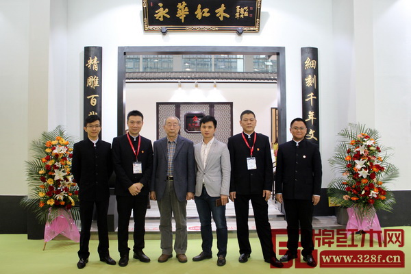 全聯(lián)藝術(shù)紅木家具專業(yè)委員會(huì)專家顧問(wèn)、中國(guó)紅木家具技術(shù)專家曹新民(左三),全聯(lián)藝術(shù)紅木家具專業(yè)委員會(huì)執(zhí)行會(huì)長(zhǎng)、弘木傳媒CEO林偉華(右三)與永華紅木副總經(jīng)理邱志坤(左二)、陳國(guó)偉(左一)及其團(tuán)隊(duì)在廣州家博會(huì)展廳外合影留念 全聯(lián)藝術(shù)紅木家具專業(yè)委員會(huì)專家顧問(wèn)、中國(guó)紅木家具技術(shù)專家曹新民(左三),全聯(lián)藝術(shù)紅木家具專業(yè)委員會(huì)執(zhí)行會(huì)長(zhǎng)、弘木傳媒CEO林偉華(右三)與永華紅木副總經(jīng)理邱志坤(左二)、陳國(guó)偉(左一)及其團(tuán)隊(duì)在廣州家博會(huì)展廳外合影留念