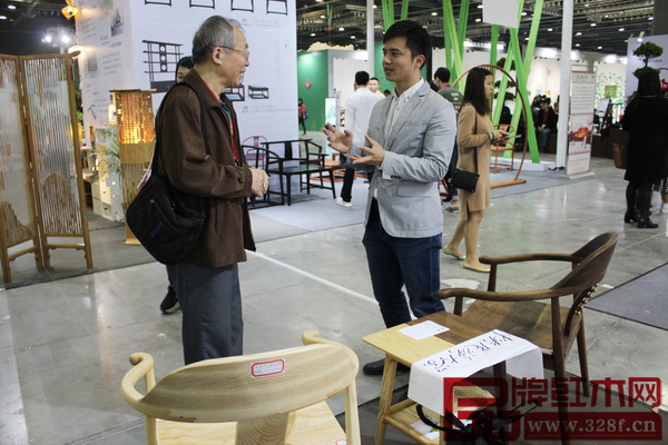 全聯藝術紅木家具專委會專家顧問、中央民族大學人體工程學專家蘇垣（左）與全聯藝術紅木家具專委會執行會長、弘木傳媒CEO林偉華交流家具設計制造問題