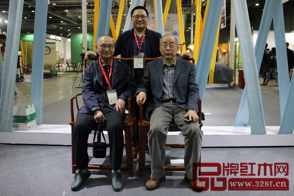 中國(guó)高等教育家具設(shè)計(jì)專業(yè)創(chuàng)始人胡景初（前排左）、中國(guó)紅木家具技術(shù)專家曹新民（前排右）與東北林業(yè)大學(xué)中國(guó)古家具研究中心主任牛曉霆在其展位上合影留影