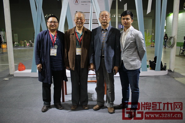 中國(guó)紅木家具技術(shù)專家曹新民（右二），中央民族大學(xué)人體工程學(xué)專家蘇垣（左二），全聯(lián)藝術(shù)紅木家具專委會(huì)執(zhí)行會(huì)長(zhǎng)、弘木傳媒CEO林偉華（右一）與東北林業(yè)大學(xué)明清家具研究所所長(zhǎng)牛曉霆在其展位上合影留念