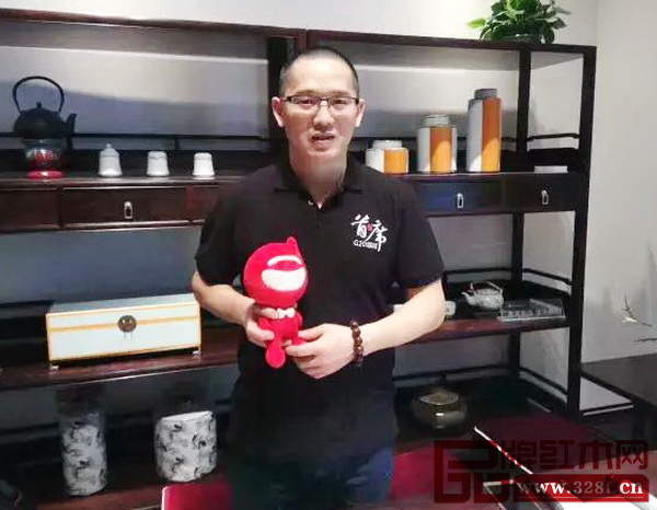 明堂紅木市場(chǎng)總監(jiān)陳海生向媒體朋友介紹陳道明代言廣告片制作過程 明堂紅木市場(chǎng)總監(jiān)陳海生向媒體朋友介紹陳道明代言廣告片制作過程