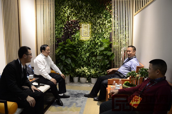 品牌紅木家具經銷商聯盟執行主席——西安紅木雅居閣總裁石立峰(右二)、順德中聯紅木世家董事長周志華(右一)到訪憶古軒展廳,與憶古軒董事長劉定杰(左二)、弘木傳媒市場部總監竇琦柳交流行業發展之道 品牌紅木家具經銷商聯盟執行主席——西安紅木雅居閣總裁石立峰(右二)、順德中聯紅木世家董事長周志華(右一)到訪憶古軒展廳,與憶古軒董事長劉定杰(左二)、弘木傳媒市場部總監竇琦柳交流行業發展之道
