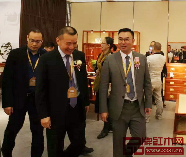 厚街鎮鎮委副書記、鎮長蔣亞軍(中)在國壽紅木副董事長陳淦凡(右)的陪同下參觀展館 厚街鎮鎮委副書記、鎮長蔣亞軍(中)在國壽紅木副董事長陳淦凡(右)的陪同下參觀展館
