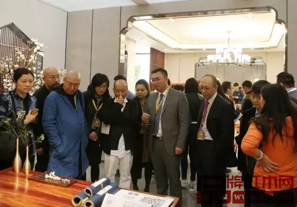 中國家具協會專家委員會副主任陳寶光(右三)攜“金羿獎”評委參觀國壽世外桃源參評作品“桃源陋室” 中國家具協會專家委員會副主任陳寶光(右三)攜“金羿獎”評委參觀國壽世外桃源參評作品“桃源陋室”