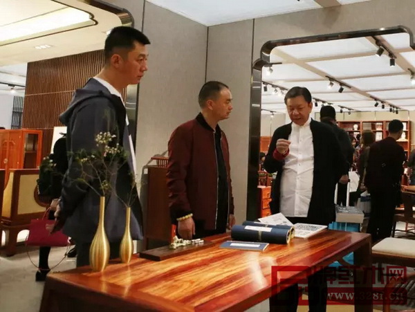 國壽紅木董事長陳國壽(右一)為經銷商點評參評作品“桃源陋室”設計精髓 國壽紅木董事長陳國壽(右一)為經銷商點評參評作品“桃源陋室”設計精髓