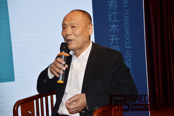 中國家具商業聯合會執行會長、國壽紅木石家莊專賣店總經理彭書辰以“消費者需要怎樣的紅木家具品牌”為主題發表個人見解 中國家具商業聯合會執行會長、國壽紅木石家莊專賣店總經理彭書辰以“消費者需要怎樣的紅木家具品牌”為主題發表個人見解