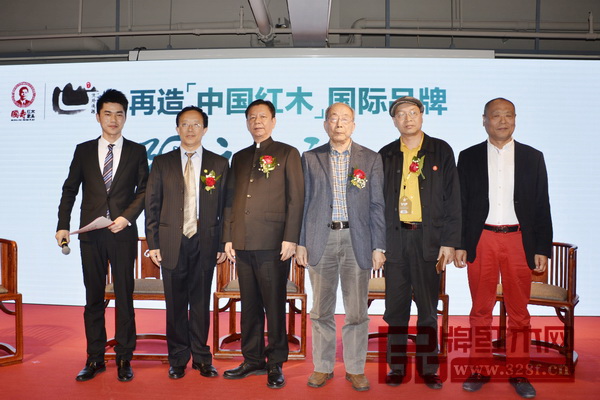 出席再造“中國紅木”國際品牌研討論壇的所有嘉賓在舞臺上合影留念 出席再造“中國紅木”國際品牌研討論壇的所有嘉賓在舞臺上合影留念