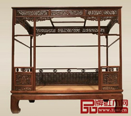 清早中期-清中期 黃花梨螭龍壽字紋架子床長252厘米 寬156厘米 高222厘米（中國國家博物館“承古融今星漢燦爛——中國嘉德藝術品拍賣20年精品回顧展”）