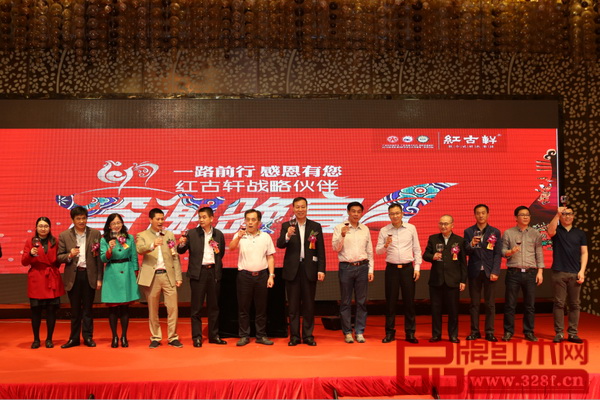 紅古軒總經理吳赤宇(左四)與出席答謝晚宴的領導嘉賓共同祝酒,寄語新年、新征程 紅古軒總經理吳赤宇(左四)與出席答謝晚宴的領導嘉賓共同祝酒,寄語新年、新征程