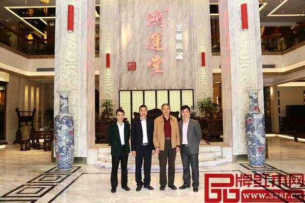 全國工商聯民間文物藝術品商會副會長、原故宮博物院文??萍疾恐魅尾莒o樓(右二),全聯藝術紅木家具專委會執行會長、弘木傳媒CEO林偉華(右一)參觀鴻運堂大紅酸枝典藏館,鴻運堂總經理蕭耀能(左二)、銷售總監曹家祥熱情接待 全國工商聯民間文物藝術品商會副會長、原故宮博物院文??萍疾恐魅尾莒o樓(右二),全聯藝術紅木家具專委會執行會長、弘木傳媒CEO林偉華(右一)參觀鴻運堂大紅酸枝典藏館,鴻運堂總經理蕭耀能(左二)、銷售總監曹家祥熱情接待