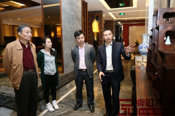 蕭耀能總經理（右一）為曹靜樓老師一行介紹鴻運堂家具的工藝及造型特點