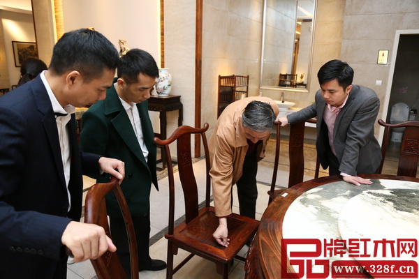 曹靜樓老師認真品鑒鴻運堂家具,并對其造型、工藝和品質給予了高度的評價 曹靜樓老師認真品鑒鴻運堂家具,并對其造型、工藝和品質給予了高度的評價