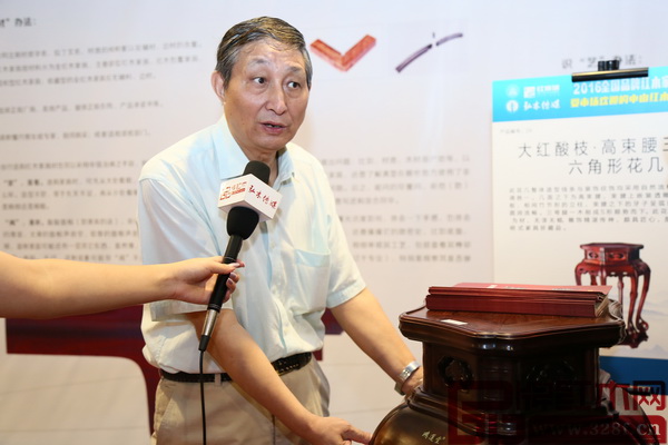 曹靜樓老師現場點評鴻運堂《大紅酸枝·高束腰三彎腿六角形花幾》,并對其創新改良贊不絕口 曹靜樓老師現場點評鴻運堂《大紅酸枝·高束腰三彎腿六角形花幾》,并對其創新改良贊不絕口