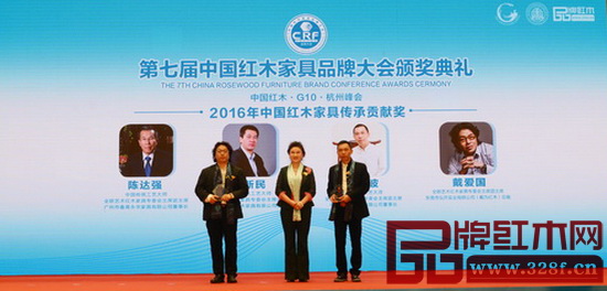 中國傳統(tǒng)工藝大師、波記家具董事長伍建波(右)榮獲“2016年中國紅木家具傳承貢獻(xiàn)獎”,中國收藏家協(xié)會副會長維佳(中)為其頒獎 中國傳統(tǒng)工藝大師、波記家具董事長伍建波(右)榮獲“2016年中國紅木家具傳承貢獻(xiàn)獎”,中國收藏家協(xié)會副會長維佳(中)為其頒獎