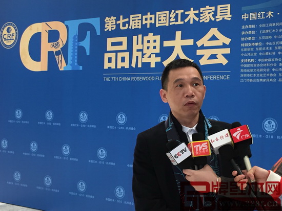 中國傳統(tǒng)工藝大師、波記家具董事長伍建波接受央視等媒體采訪，并講述波記“無漆無蠟無甲醛”家具的特色