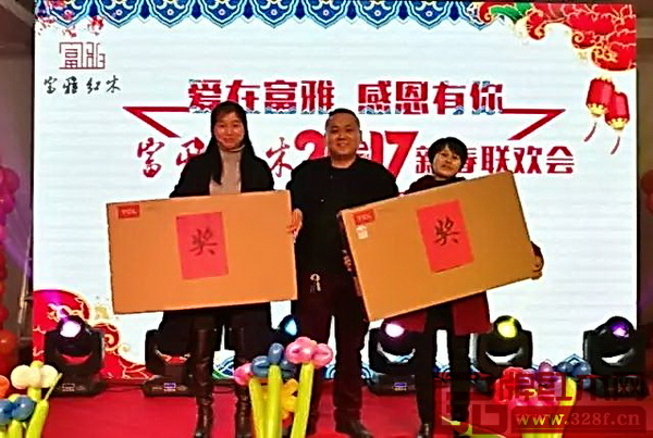 二等獎(jiǎng)獲得者上臺(tái)領(lǐng)獎(jiǎng)