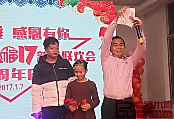 3800現(xiàn)金大獎(jiǎng)獲得者上臺(tái)合影