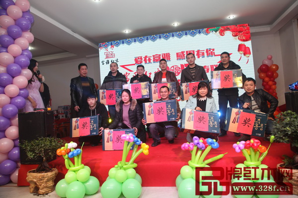 富雅紅木三周年慶典上員工手捧大獎合影 富雅紅木三周年慶典上員工手捧大獎合影