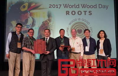 福建省古典工藝家具協會執行會長張鏡泉（中）、常務副會長林志權（左三）向世界展示“仙作”作品