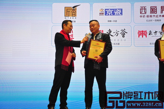 在第七屆中國紅木家具品牌大會(huì)頒獎(jiǎng)典禮上，地天泰董事長(zhǎng)許貴祿接受中央電視臺(tái)著名主持人趙保樂現(xiàn)場(chǎng)采訪