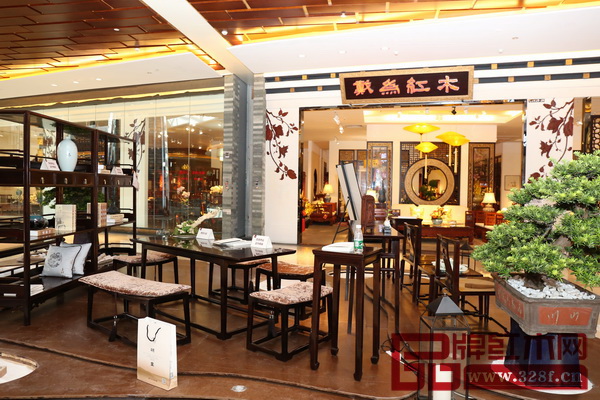 新中式紅木家具相比普通的中式風格更具現代時尚元素,也具有古典家具的風韻 新中式紅木家具相比普通的中式風格更具現代時尚元素,也具有古典家具的風韻