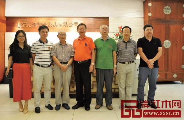 中國高等教育家具設計專業創始人、中南林業科技大學博士生導師胡景初(左三),中國技術紅木家具專家、《紅木家具通用技術條件》標準主要起草人之一曹新民(右三),華南農業大學教授、博士生導師李凱夫(右二),全聯藝術紅木家具專委會執行會長、弘木傳媒CEO林偉華(左二)與國壽紅木董事長陳國壽(左四)、國壽紅木總經理陳衛棠(右一)共探新明式發展之路,并于國壽紅木公司合影 中國高等教育家具設計專業創始人、中南林業科技大學博士生導師胡景初(左三),中國技術紅木家具專家、《紅木家具通用技術條件》標準主要起草人之一曹新民(右三),華南農業大學教授、博士生導師李凱夫(右二),全聯藝術紅木家具專委會執行會長、弘木傳媒CEO林偉華(左二)與國壽紅木董事長陳國壽(左四)、國壽紅木總經理陳衛棠(右一)共探新明式發展之路,并于國壽紅木公司合影
