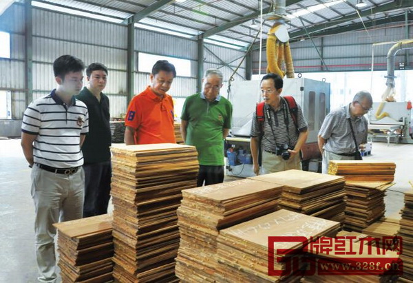全聯藝術紅木家具專委會專家顧問胡景初、曹新民、李凱夫實地走訪國壽紅木工廠，探討如何從產品以及工藝，進一步提升新明式紅木家具的品質