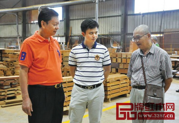 全聯藝術紅木家具專委會專家顧問胡景初、曹新民、李凱夫實地走訪國壽紅木工廠，探討如何從產品以及工藝，進一步提升新明式紅木家具的品質