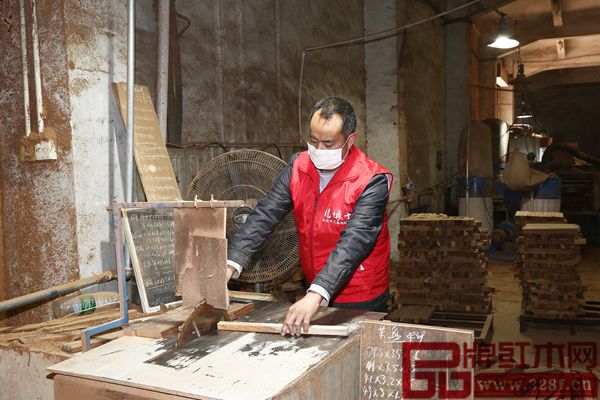 龍博士家具工匠切割原材,為制作紅木家具工序打基礎 龍博士家具工匠切割原材,為制作紅木家具工序打基礎