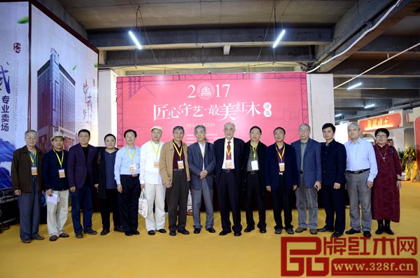 紅木家具專家學者、業內人士為參評產品現場打分合影留念 