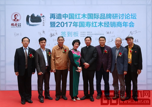 華南農業大學博士生導師李凱夫(左一)與全聯藝術紅木家具專委會專家顧問——原故宮博物院文保科技部主任曹靜樓(左三)、中國紅木家具技術專家曹新民(右二)、教育部《家具設計與制造》專業帶頭人彭亮(右一)、明清家具研究學者張輝(右三),全聯藝術紅木家具專委會主席團主席、中國傳統工藝大師、國壽紅木董事長陳國壽(右四),全聯藝術紅木家具專委會執行會長、弘木傳媒CEO林偉華(左二),國壽紅木董事長夫人倫群章(左四)合影留念 華南農業大學博士生導師李凱夫(左一)與全聯藝術紅木家具專委會專家顧問——原故宮博物院文??萍疾恐魅尾莒o樓(左三)、中國紅木家具技術專家曹新民(右二)、教育部《家具設計與制造》專業帶頭人彭亮(右一)、明清家具研究學者張輝(右三),全聯藝術紅木家具專委會主席團主席、中國傳統工藝大師、國壽紅木董事長陳國壽(右四),全聯藝術紅木家具專委會執行會長、弘木傳媒CEO林偉華(左二),國壽紅木董事長夫人倫群章(左四)合影留念