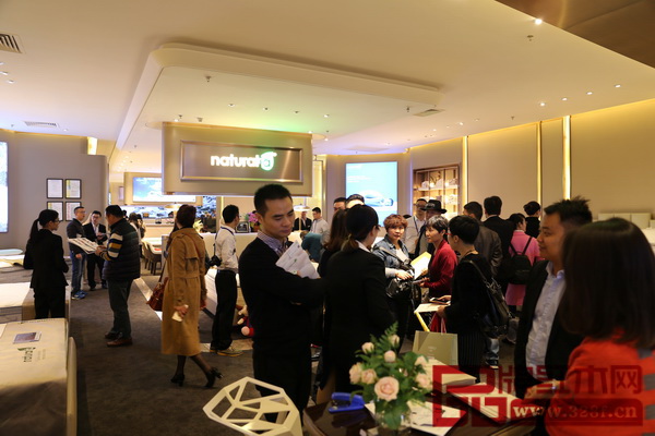 9號館名家居世博園的展廳人流、訂單量比往屆均增長 9號館名家居世博園的展廳人流、訂單量比往屆均增長