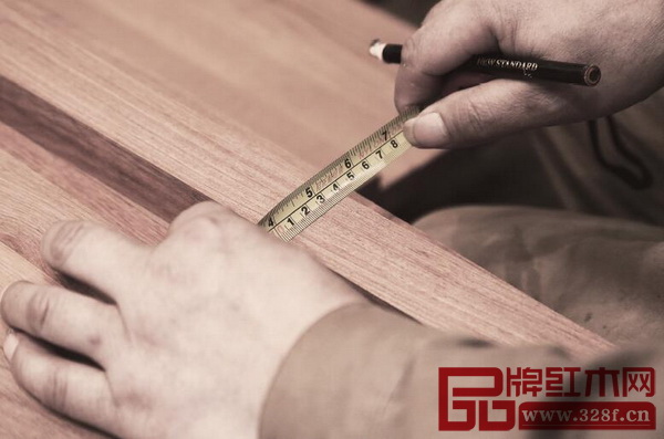 木工車間的工人檢查木料是否達(dá)標(biāo),檢測(cè)不合格的原料將被返回開料車間 木工車間的工人檢查木料是否達(dá)標(biāo),檢測(cè)不合格的原料將被返回開料車間