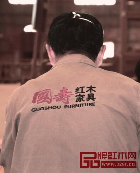 每個(gè)匠人身上都背負(fù)著做好每一件“國(guó)壽紅木家具”的使命 每個(gè)匠人身上都背負(fù)著做好每一件“國(guó)壽紅木家具”的使命