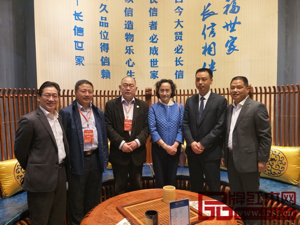 中國家具協會副理事長兼秘書長張冰冰(右三)等領導走訪中信紅木并與聯藝術紅木家具專委會主席團主席、東陽中信紅木董事長李忠信(右一)合影留念 中國家具協會副理事長兼秘書長張冰冰(右三)等領導走訪中信紅木并與聯藝術紅木家具專委會主席團主席、東陽中信紅木董事長李忠信(右一)合影留念