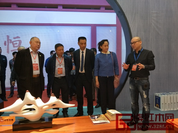 中國家具協會副理事長兼秘書長張冰冰(右二)、東陽市政府副市長蔣震雷(右三)等領導走訪走訪盧家藝林 中國家具協會副理事長兼秘書長張冰冰(右二)、東陽市政府副市長蔣震雷(右三)等領導走訪走訪盧家藝林
