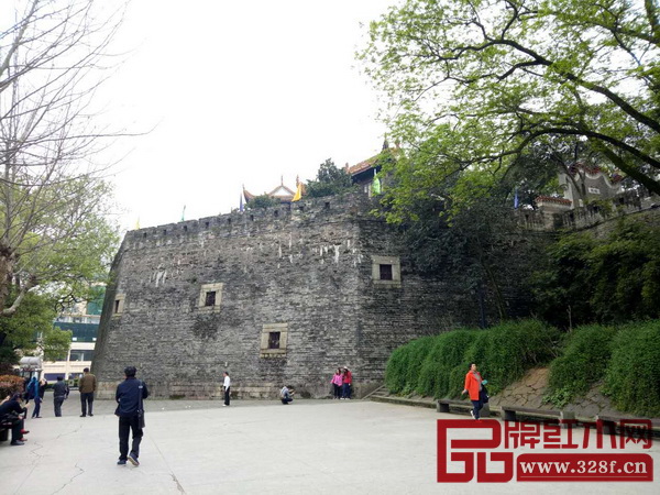  弘木傳媒精英們游玩長沙僅存的古城標(biāo)志——天心閣，感受古城墻的歷史印記