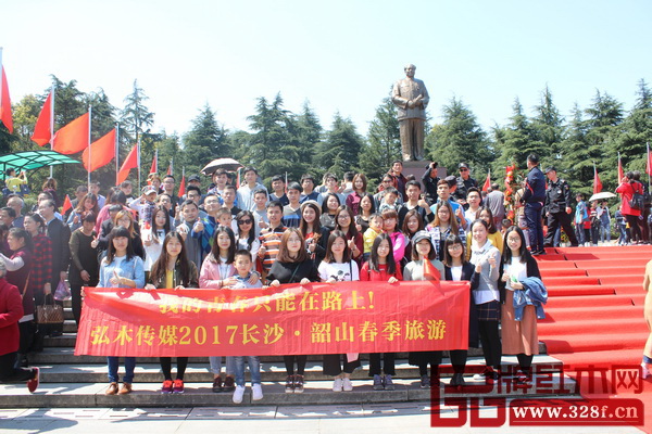 在毛澤東銅像廣場(chǎng)上，弘木傳媒精英們莊重地獻(xiàn)上花圈，并瞻仰了毛澤東主席銅像