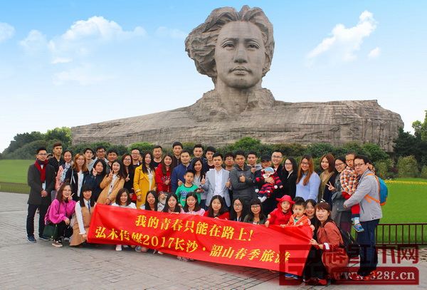 弘木傳媒精英們參觀了壯觀的橘子洲頭，并在毛澤東青年藝術(shù)雕塑前合影